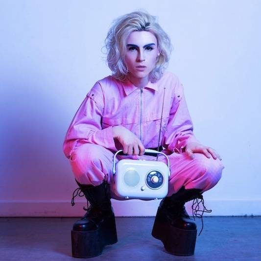 Mani Bl&uuml; Announces Debut Single 'Turn Off The Radio'